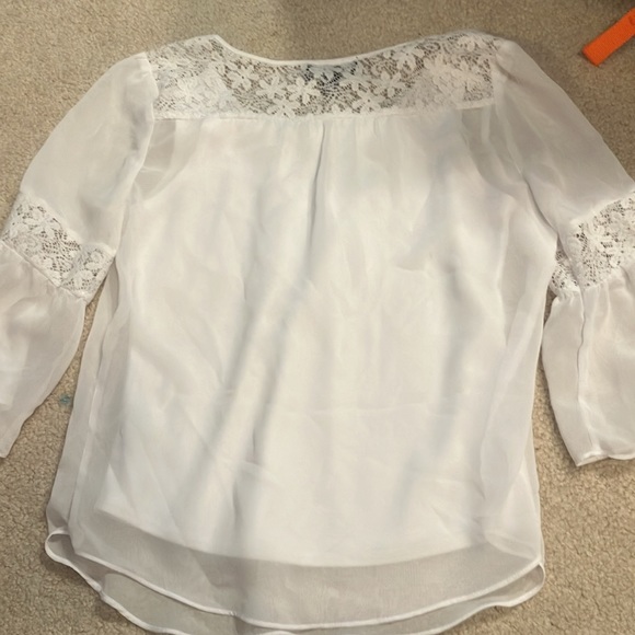 White blouse with lace on the arm sleeves in some places - Picture 2 of 2